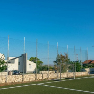  S početkom nove školske 2021./2022. godine, započelo se sa uređenjem okoliša PŠ Povljana.